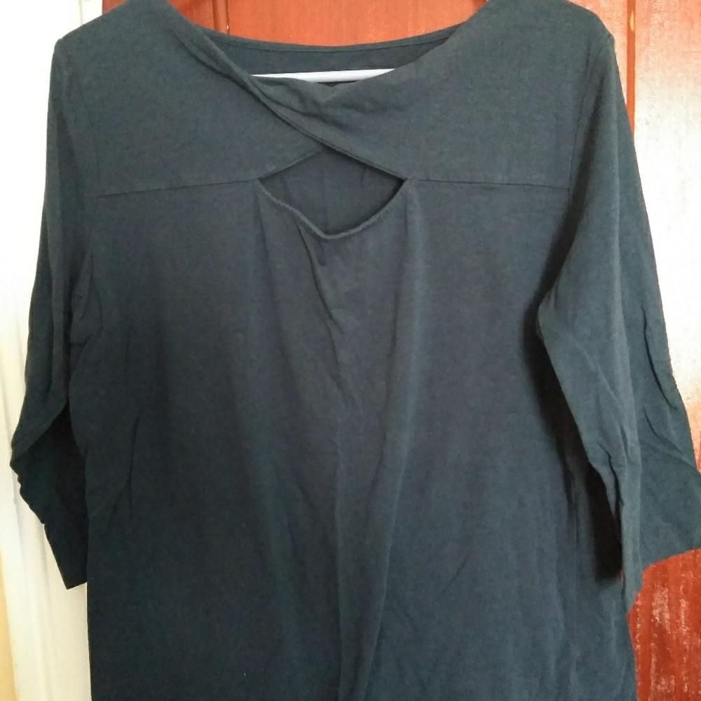 3/4 sleeve stretcy comfy shirt with neckline openi